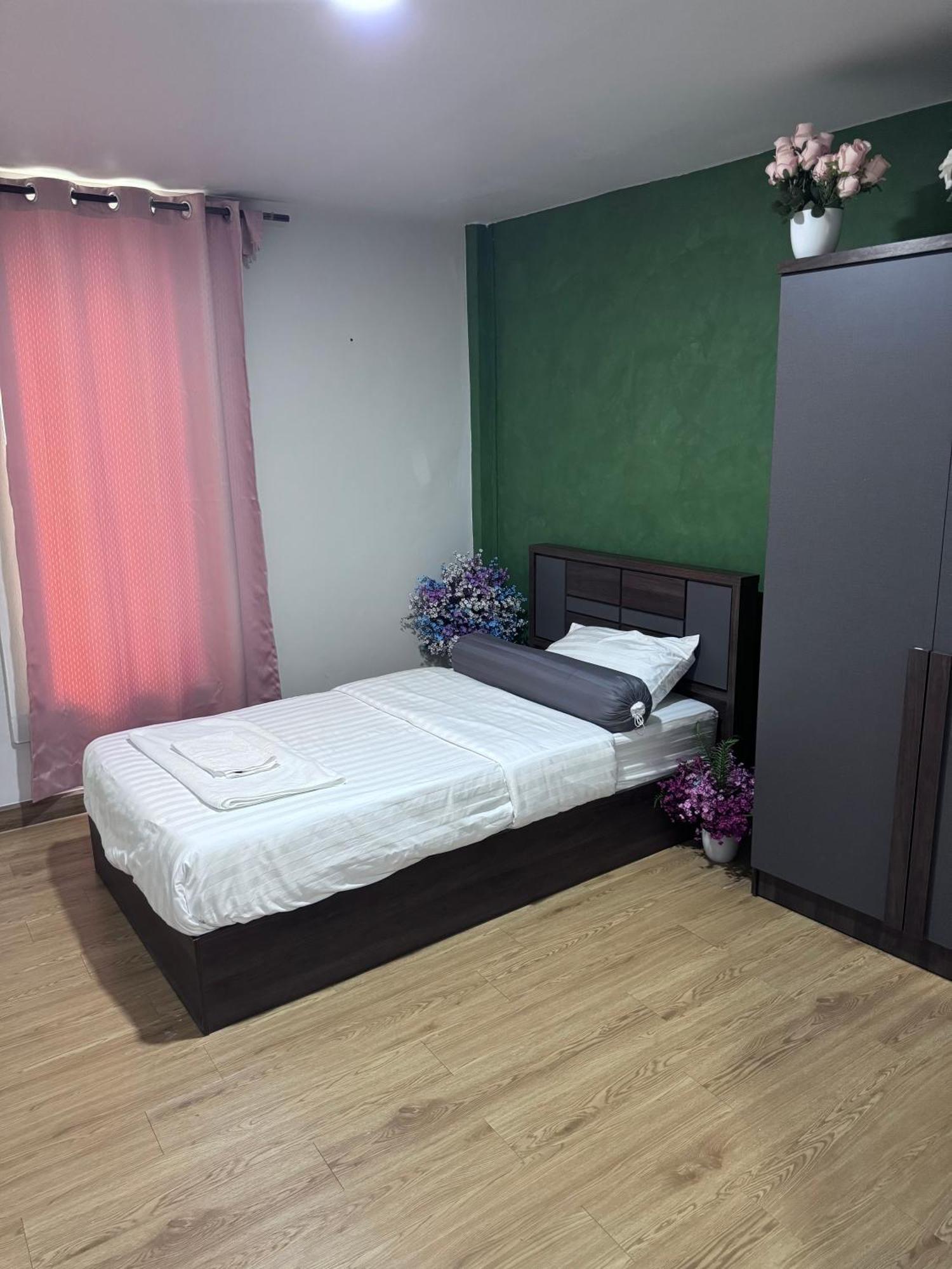 Bud Brew Beyond Dispensary And Hotel Бангкок Екстер'єр фото