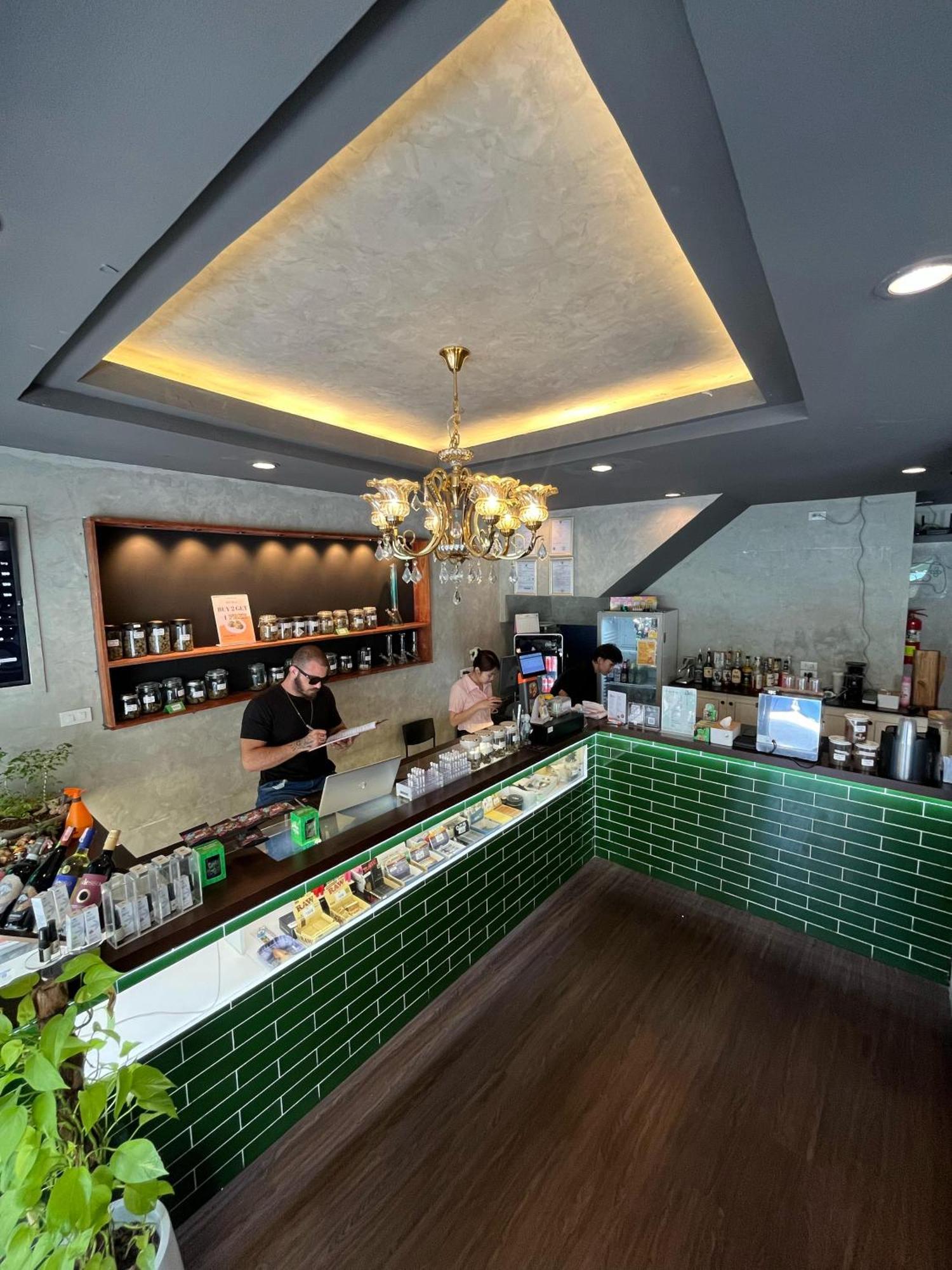 Bud Brew Beyond Dispensary And Hotel Бангкок Екстер'єр фото